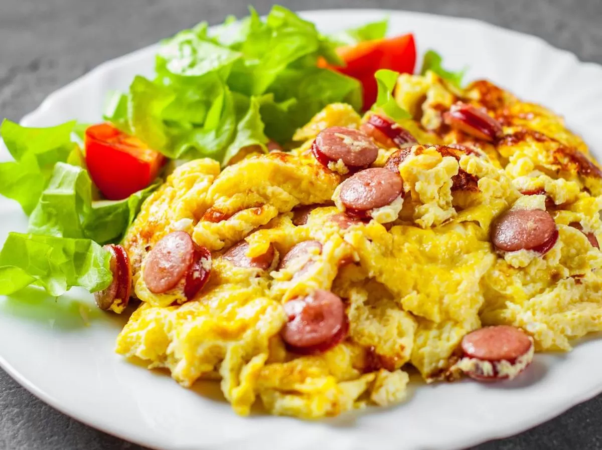 Telur orak-arik sosis menjadi menu sahur simpel dan praktis yang mudah dibuat serta mengenyangkan.