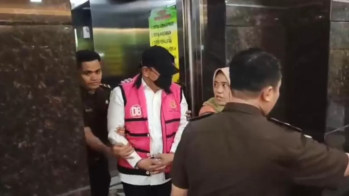 Mantan Pj Gubernur Sulawesi Selatan Bahtiar Baharuddin ditetapkan sebagai tersangka kasus dugaan korupsi pengadaan bibit nanas senilai Rp50 miliar oleh Kejati Sulsel.