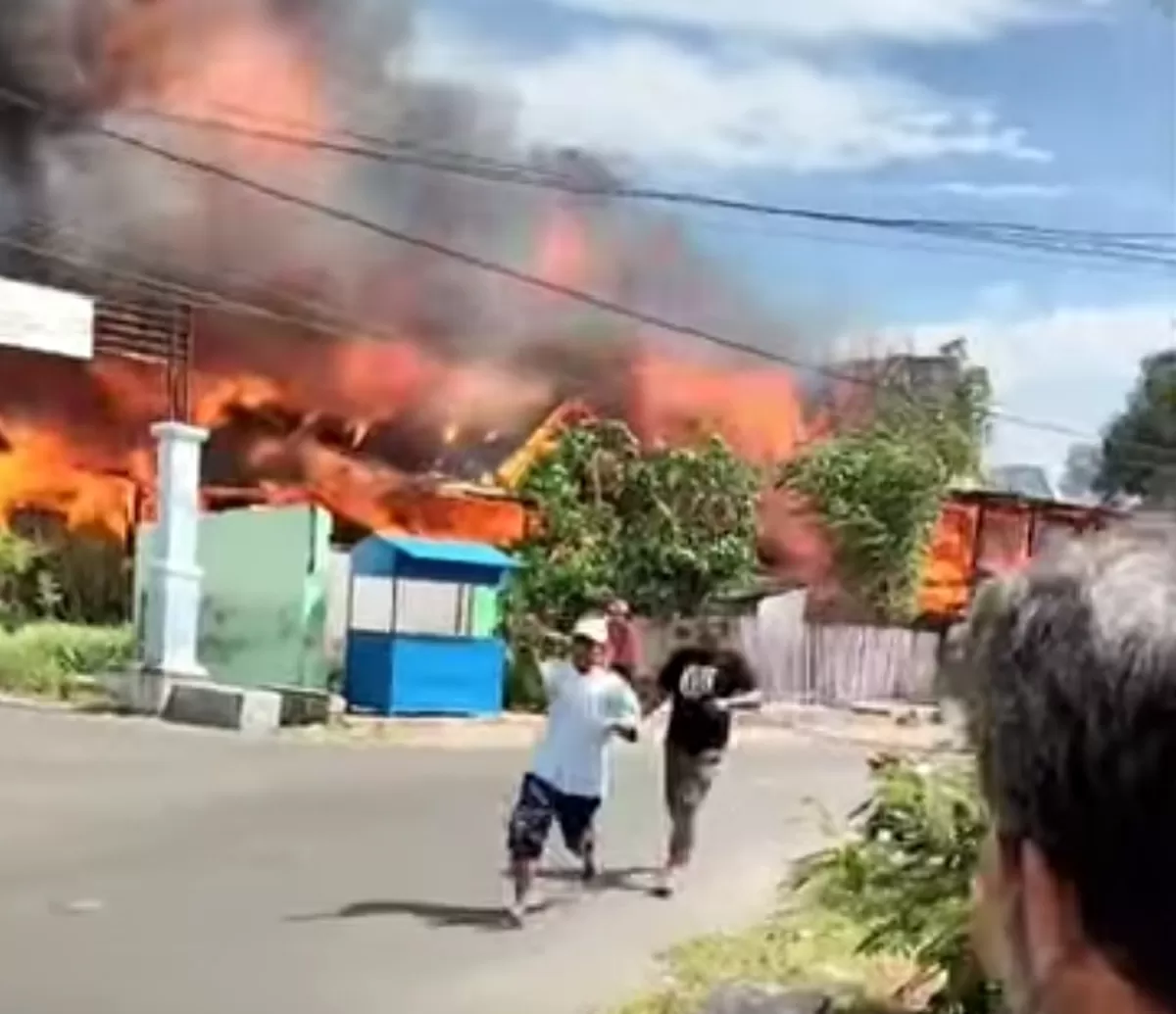 Kebakaran Bulukumba di Kampung KB Kelurahan Terang-terang Kecamatan Ujung Bulu menghanguskan sedikitnya puluhan rumah warga, Rabu 4 Maret 2026.