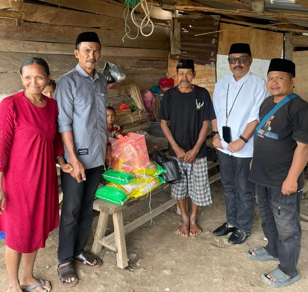 Patudangi Azis saat menyalurkan bantuan sembako dan santunan tunai kepada warga duafa di Desa Polewali, Kabupaten Bulukumba, pada akhir Ramadan 1447 Hijriah
