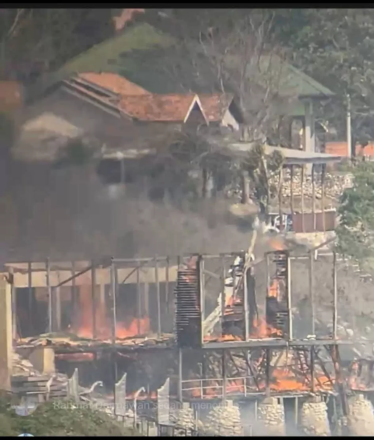 Bangunan Padduppa Resort di Desa Bira, Bulukumba, hangus terbakar akibat kebakaran yang menewaskan dua orang dan menimbulkan kerugian miliaran rupiah.