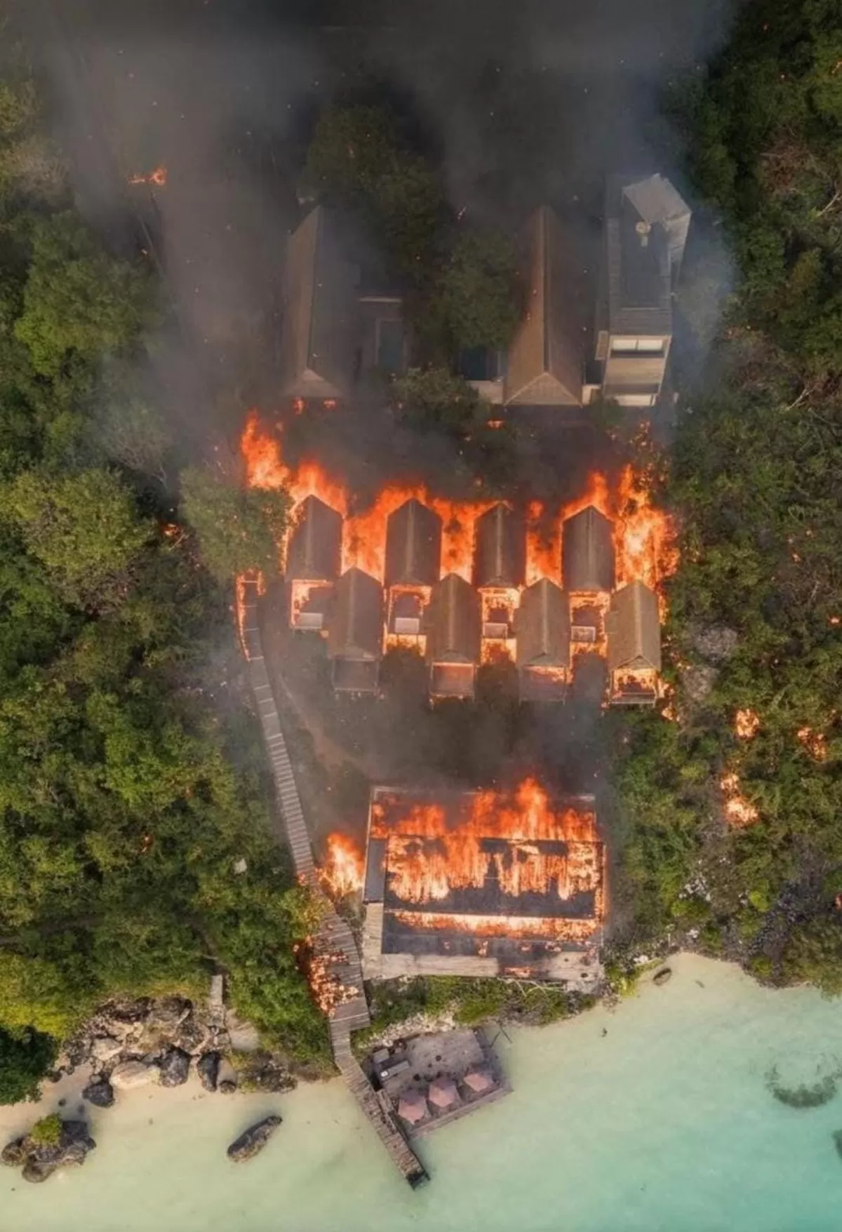 (Ilustrasi) Petugas gabungan mengevakuasi lokasi kebakaran Paduppa Resort Bira di kawasan wisata Pantai Bira, Bulukumba.