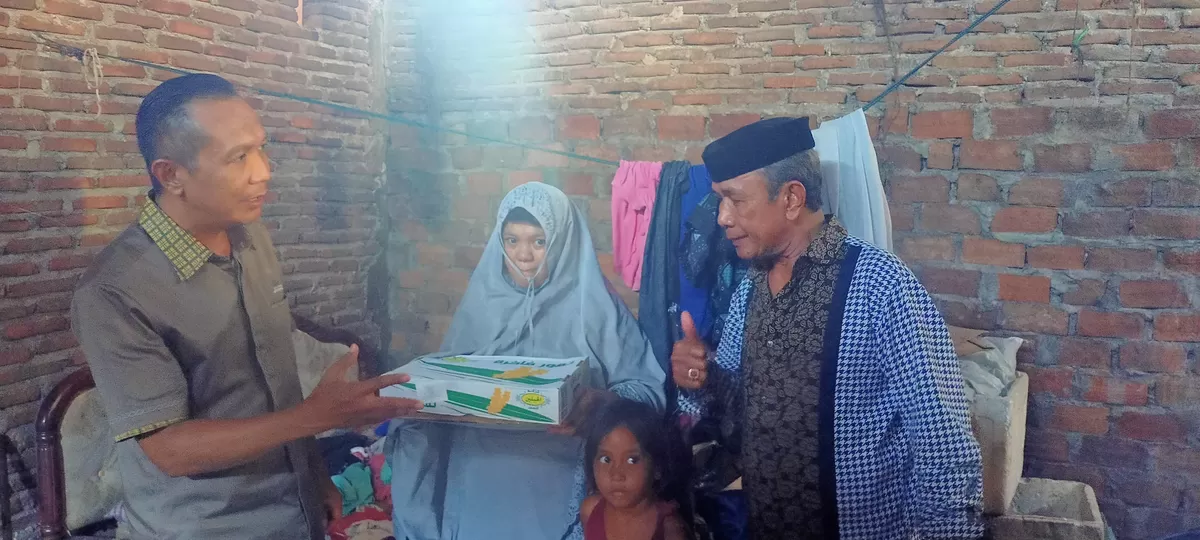 Wakil Ketua DPRD Bulukumba Syahruni Haris menyerahkan bantuan kurma dan dana tunai kepada warga serta pengurus masjid di Bulukumba pada Ramadhan 1447 Hijriah.