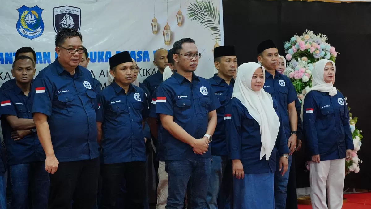 Wakil Bupati Bulukumba Andi Edy Manaf mengukuhkan pengurus IKA SMP Negeri 1 Bulukumba periode 2026–2030 di RM Bersama.