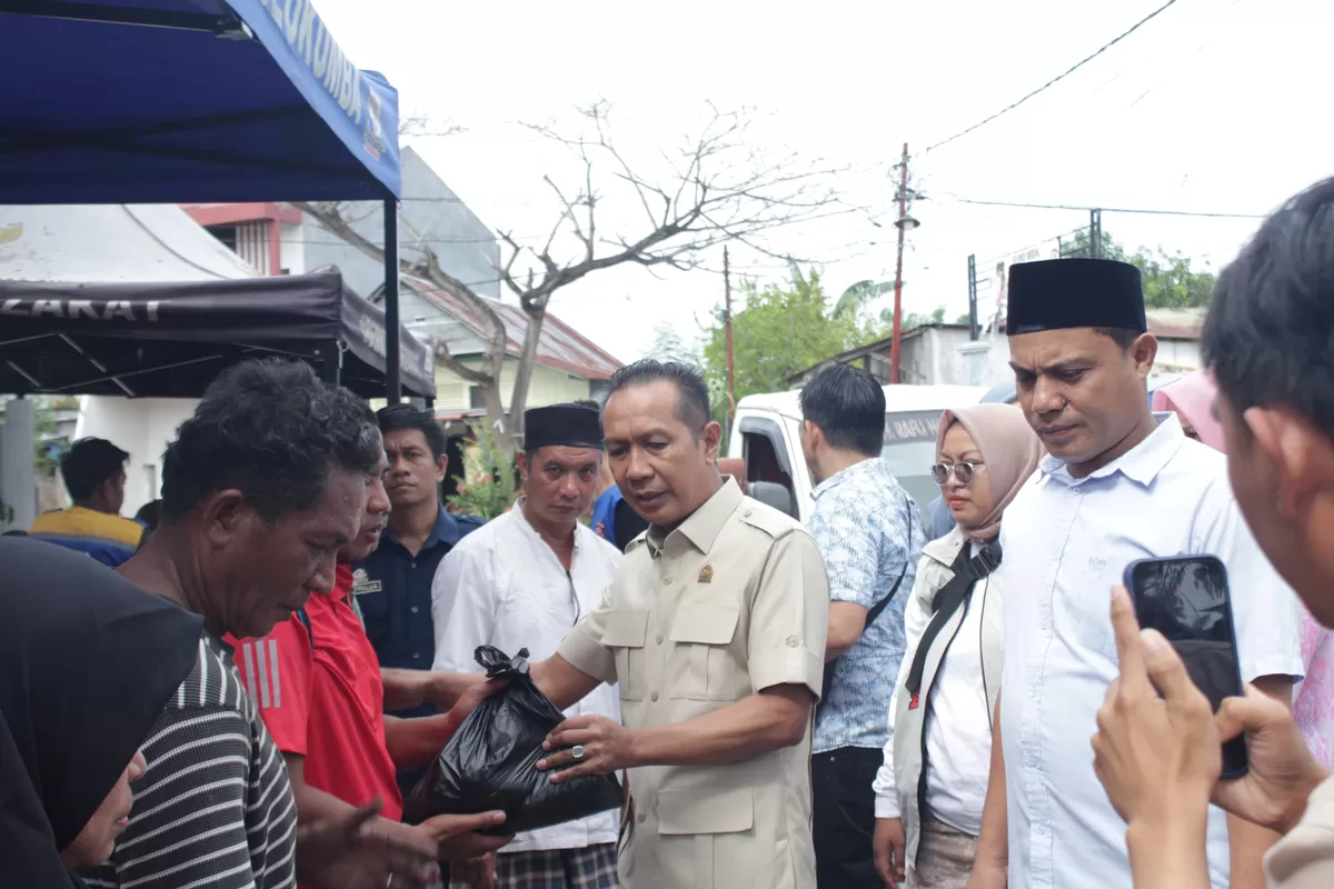 Wakil Ketua DPRD Bulukumba Syahruni Haris menyalurkan bantuan sembako kepada korban kebakaran di Jalan Sawerigading, Kelurahan Terang-Terang, Kecamatan Ujung Bulu, Bulukumba, Kamis (5/3/2026).