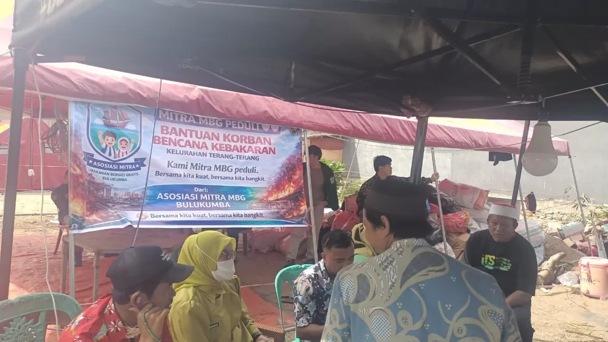 Asosiasi Mitra Makan Bergizi Gratis (MBG) Bulukumba mendirikan dapur umum di lokasi kebakaran Kelurahan Terang-Terang, Kecamatan Ujung Bulu, untuk memenuhi kebutuhan makan korban, relawan, dan petugas.