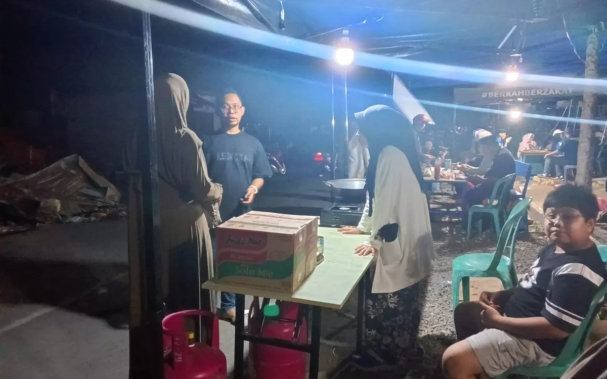 Safwan Ma’arif bersama relawan mendirikan dapur darurat untuk menyediakan air panas dan minuman hangat bagi 64 jiwa korban kebakaran di Kelurahan Terang-Terang, Bulukumba, Kamis (5/3/2026).