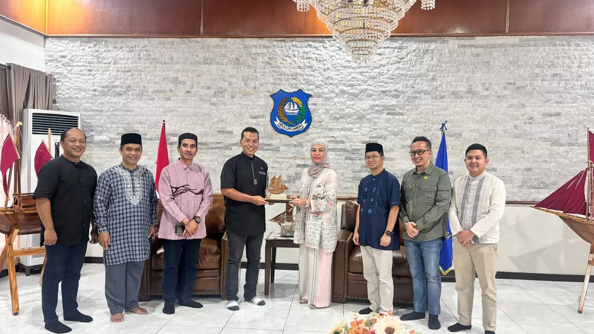 Pemimpin Wilayah PT Pegadaian Kanwil VI Makassar Pratikno saat bersilaturahmi dengan Ketua TP PKK Bulukumba Andi Herfida Muchtar di Rumah Jabatan Bupati Bulukumba dalam rangka Safari Ramadan.