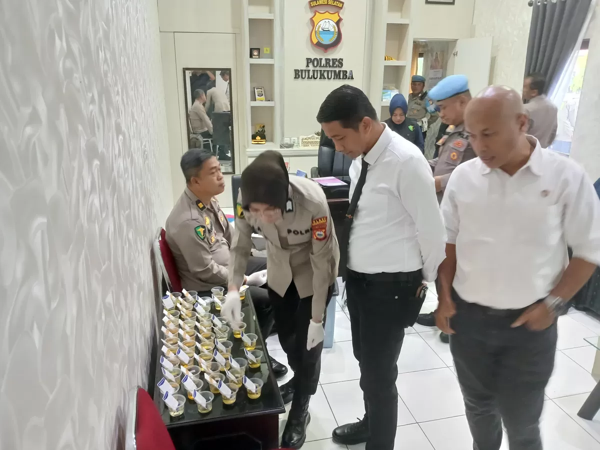 Kapolres Bulukumba AKBP Restu Wijayanto memimpin pemeriksaan senjata api dan tes urine terhadap personel Polres Bulukumba sebagai bentuk pengawasan internal kepolisian.