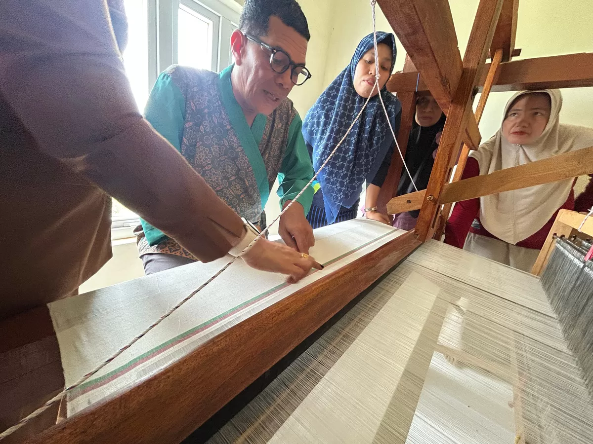 Belasan pengrajin mengikuti pelatihan pengembangan desain tenun Bira yang digelar Dekranasda Bulukumba di Sentra IKM Bira dengan menghadirkan praktisi kriya Bustan Effendi.
