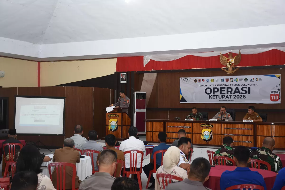 Kapolres Bulukumba memimpin rapat koordinasi lintas sektoral persiapan pengamanan Operasi Ketupat 2026 di Aula Parama Satwika Polres Bulukumba.