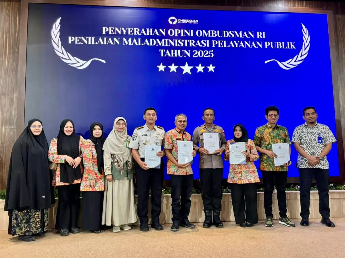 Sekda Bulukumba Muh Ali Saleng menerima dokumen hasil penilaian pelayanan publik dari Ombudsman RI Perwakilan Sulawesi Selatan dengan opini kualitas tinggi. 