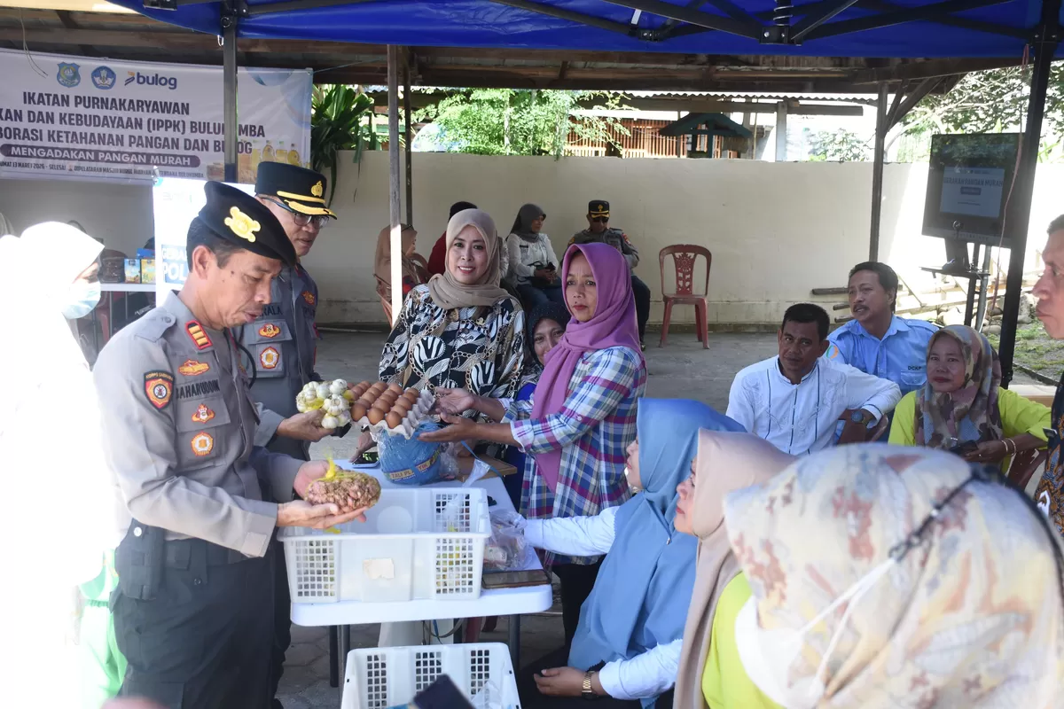 Masyarakat menyerbu Gerakan Pangan Murah Polres Bulukumba di pelataran Masjid Nurul Hidayah, Bulukumba. Beras SPHP, minyak goreng, gula, dan berbagai sembako ludes terjual.
