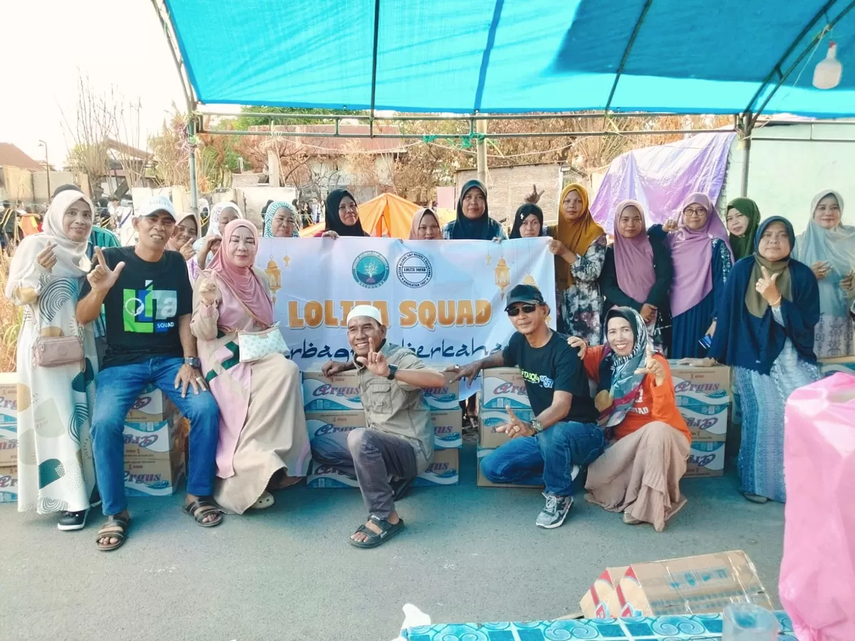 Alumni LOLITA Squad 87 SMPN 2 Bulukumba menyalurkan bantuan sembako dan uang tunai kepada lansia, korban kebakaran, dan anak panti asuhan dalam kegiatan Ramadhan Berbagi di tiga lokasi di Kabupaten Bulukumba.