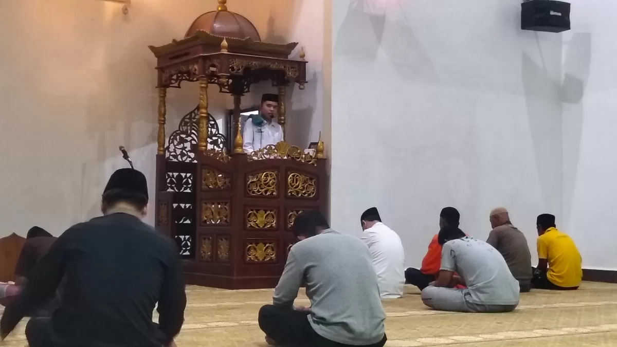 Suasana shalat tarawih malam ke-27 Ramadhan di Masjid Nurul Afiat kompleks RSUD H. Andi Sulthan Dg Radja Bulukumba yang diikuti pegawai rumah sakit dan keluarga pasien.