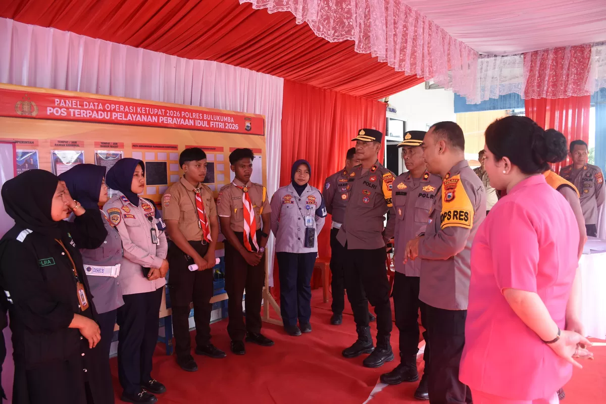 Kapolres Bulukumba bersama jajaran dan Bhayangkari saat meninjau Pos Terpadu pengamanan Idulfitri 1447 H di Kabupaten Bulukumba