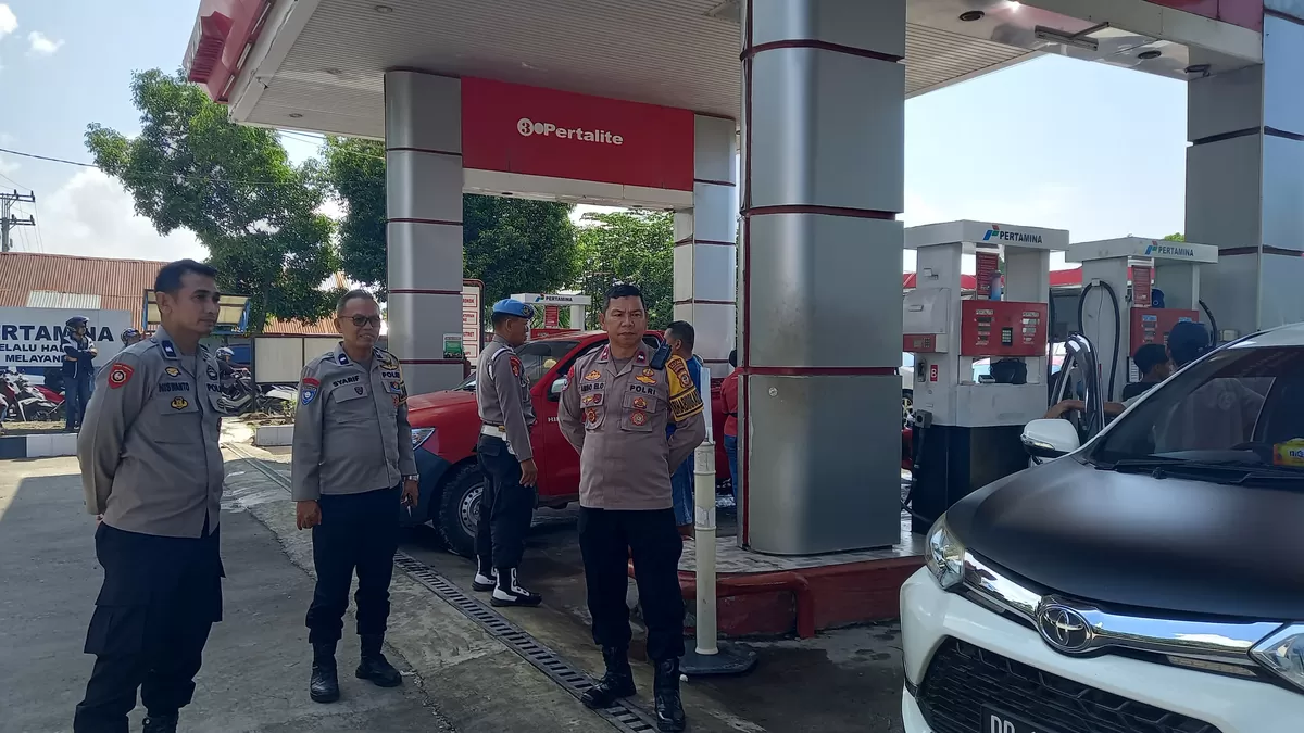 Personel Polres Bulukumba disiagakan di sejumlah SPBU guna menjaga kamtibmas dan mengurai antrean kendaraan di Kabupaten Bulukumba.