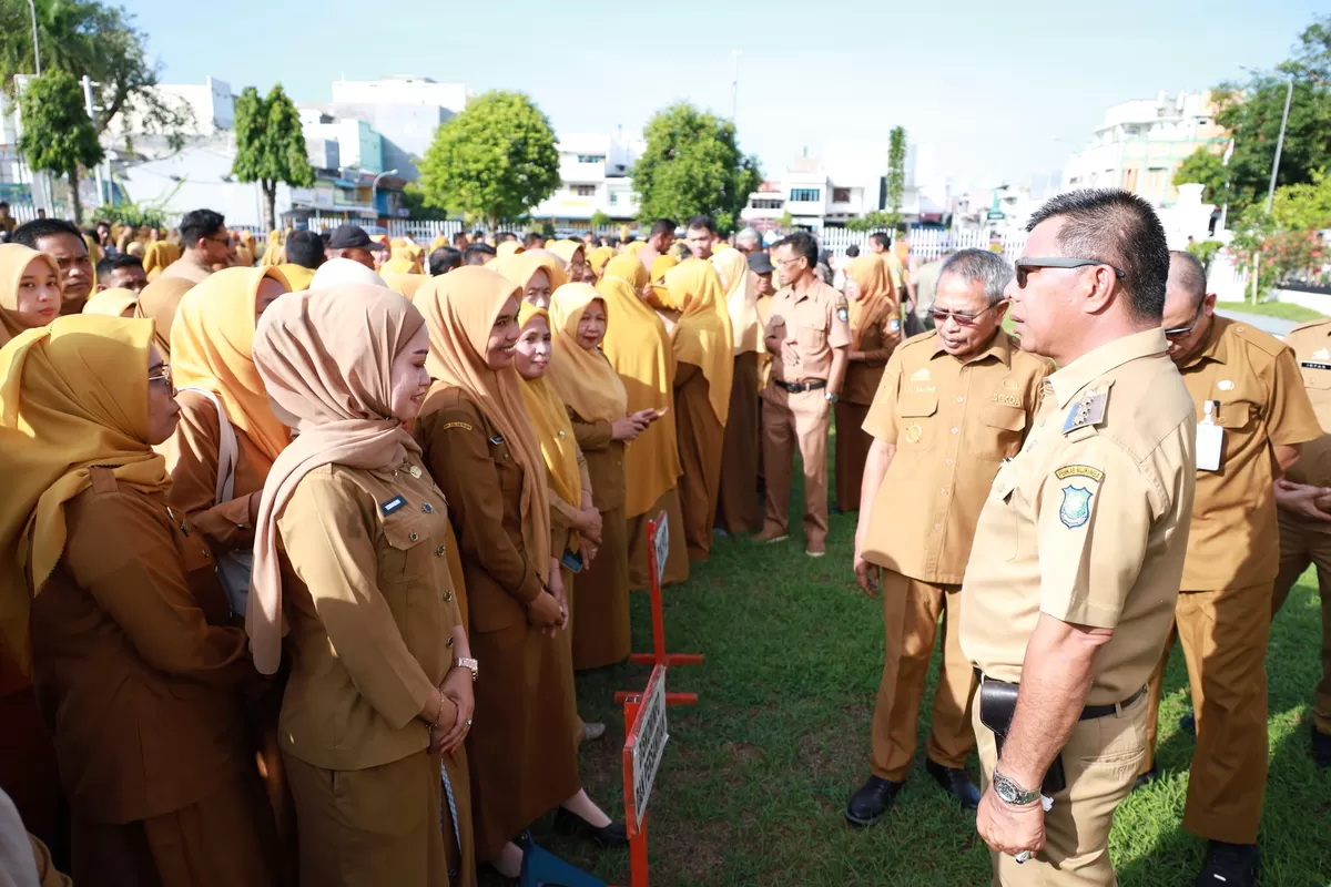 Bupati Bulukumba memimpin apel gabungan OPD dan memberikan arahan kepada ASN terkait kesiapan menghadapi krisis global dan efisiensi anggaran