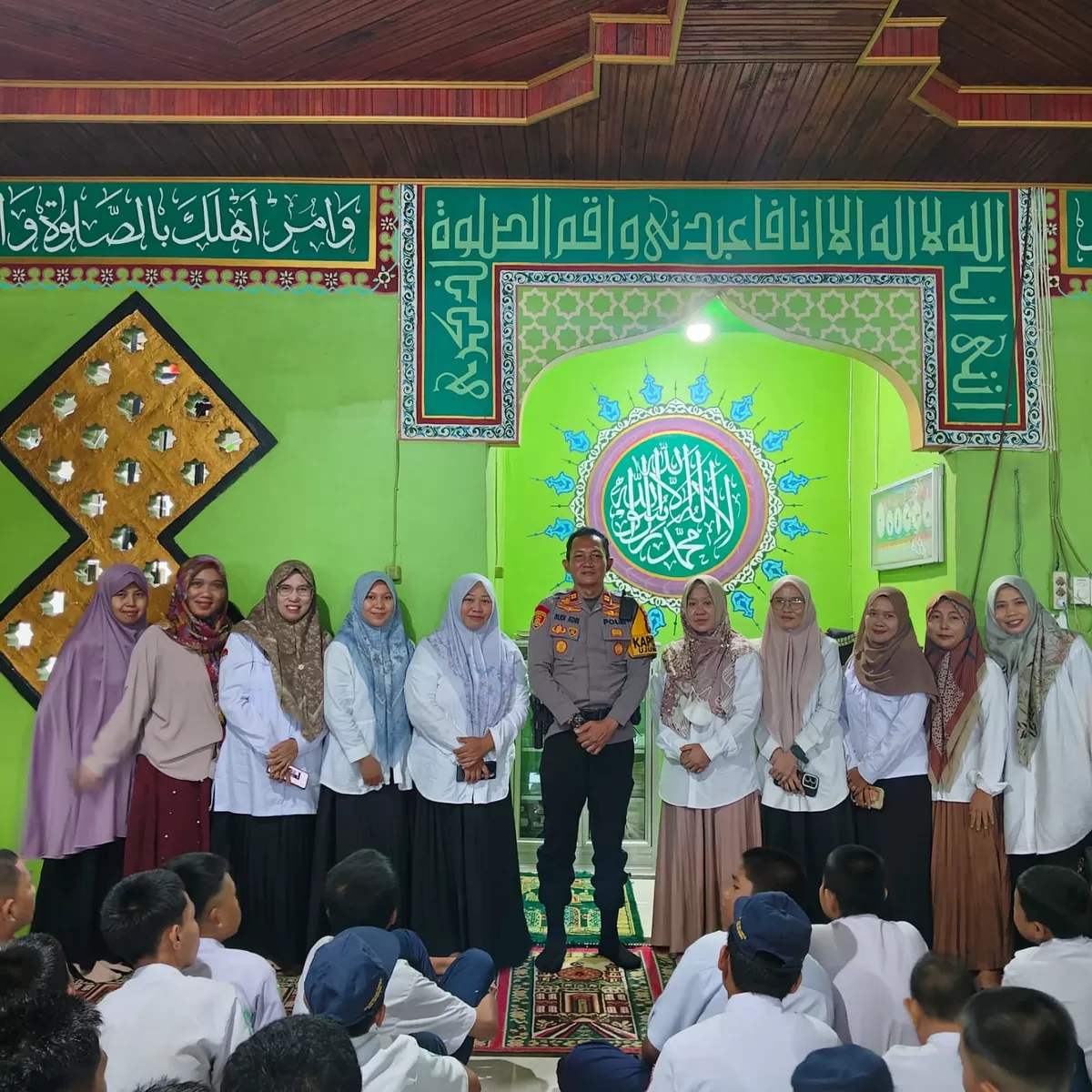 Kapolsek Ujung Loe Iptu Rudi Adri Purwanto saat memberikan pembinaan karakter dan wawasan kebangsaan kepada siswa SMA Negeri 9 Bulukumba.