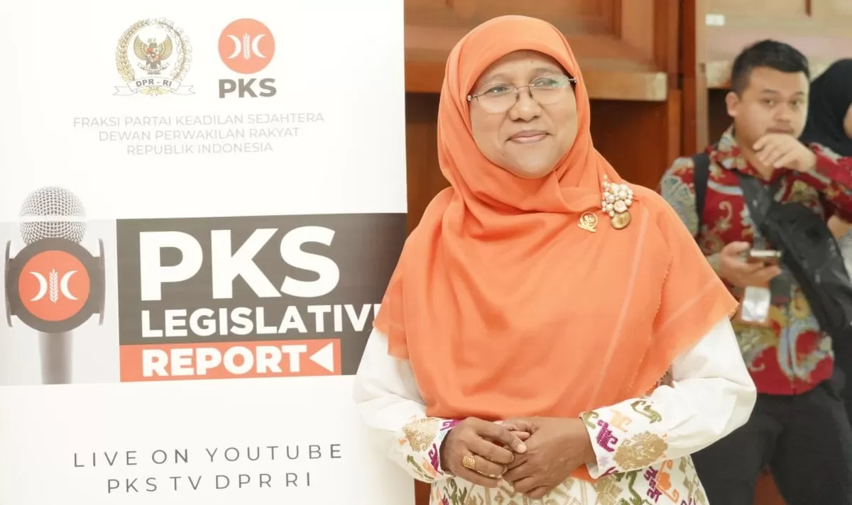 Anggota Komisi V DPR RI Fraksi PKS Saadiah Uluputty menyampaikan imbauan keselamatan bagi pemudik Idul Fitri di Kompleks Parlemen Senayan, Jakarta.