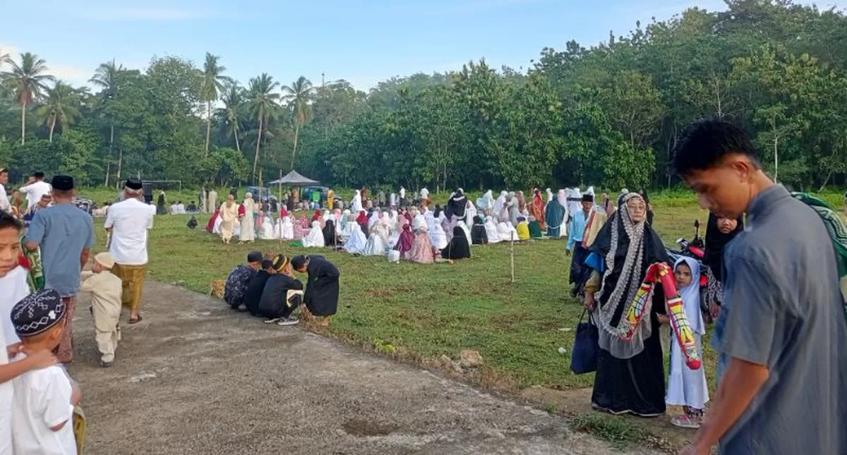 Suasana Salat Idulfitri di lapangan Desa Bontomarannu, Kecamatan Bontotiro, Kabupaten Bulukumba yang diikuti ratusan warga berlangsung khusyuk dan penuh kekhidmatan.