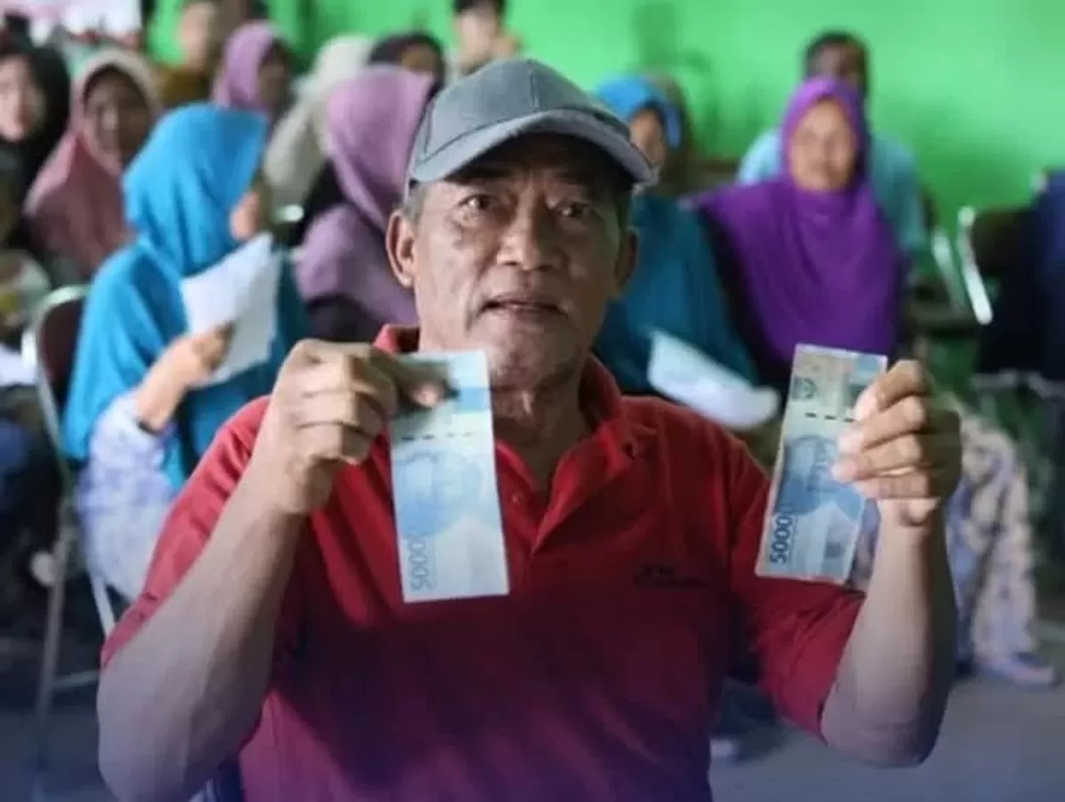 Pemerintah Desa Wunut, Kecamatan Tulung, Klaten membagikan THR Rp250 ribu per jiwa kepada seluruh warga yang tercatat dalam kartu keluarga. (Instagram @banyakbacaid)