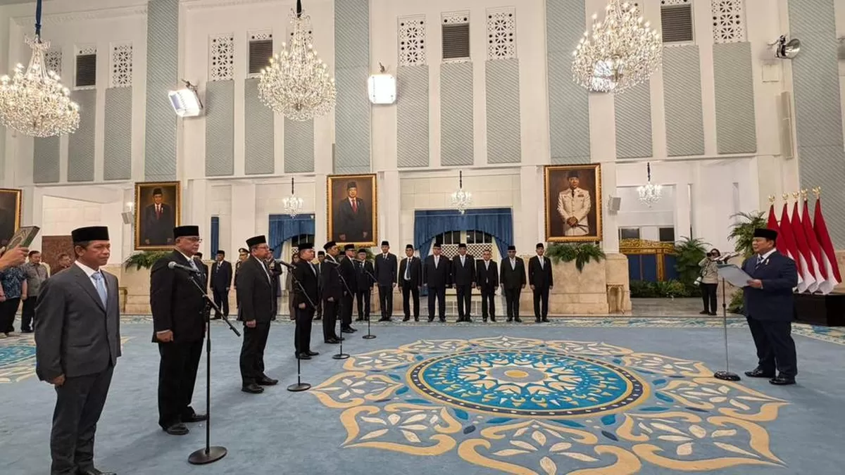 Presiden Prabowo Subianto resmi melakukan reshuffle kabinet kelima pada 27 April 2026 dengan melantik Dudung Abdurachman sebagai Kepala Staf Kepresidenan serta merombak enam jabatan strategis lainnya di Istana Negara, Jakarta.