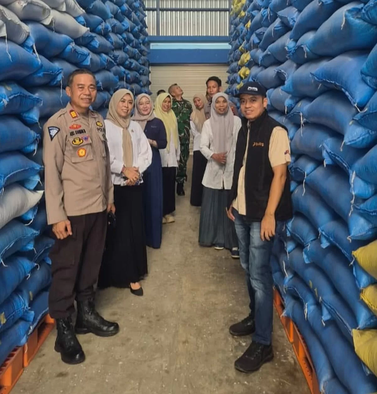 Petugas lintas instansi melakukan pemeriksaan kualitas beras bantuan pangan periode Januari–Februari 2026 di Gudang Bulog Kelurahan Mariorennu, Bulukumba.