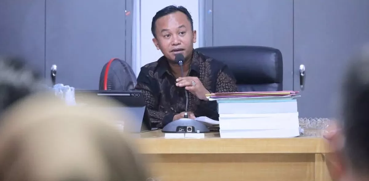 Pansus LKPJ DPRD Kabupaten Bulukumba melakukan pembahasan Pendapatan Asli Daerah bersama tim penyusun laporan pemerintah daerah di ruang Komisi IV, Kamis (2/4/2026).