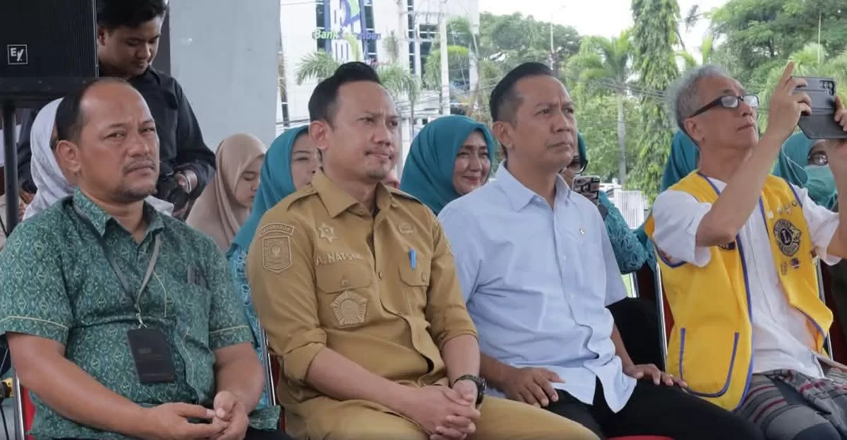 Wakil Ketua DPRD Bulukumba menghadiri kegiatan bakti sosial donor darah dan pasar pangan murah dalam rangka HUT ke-18 Radar Selatan di Tribun Lapangan Pemuda Bulukumba.