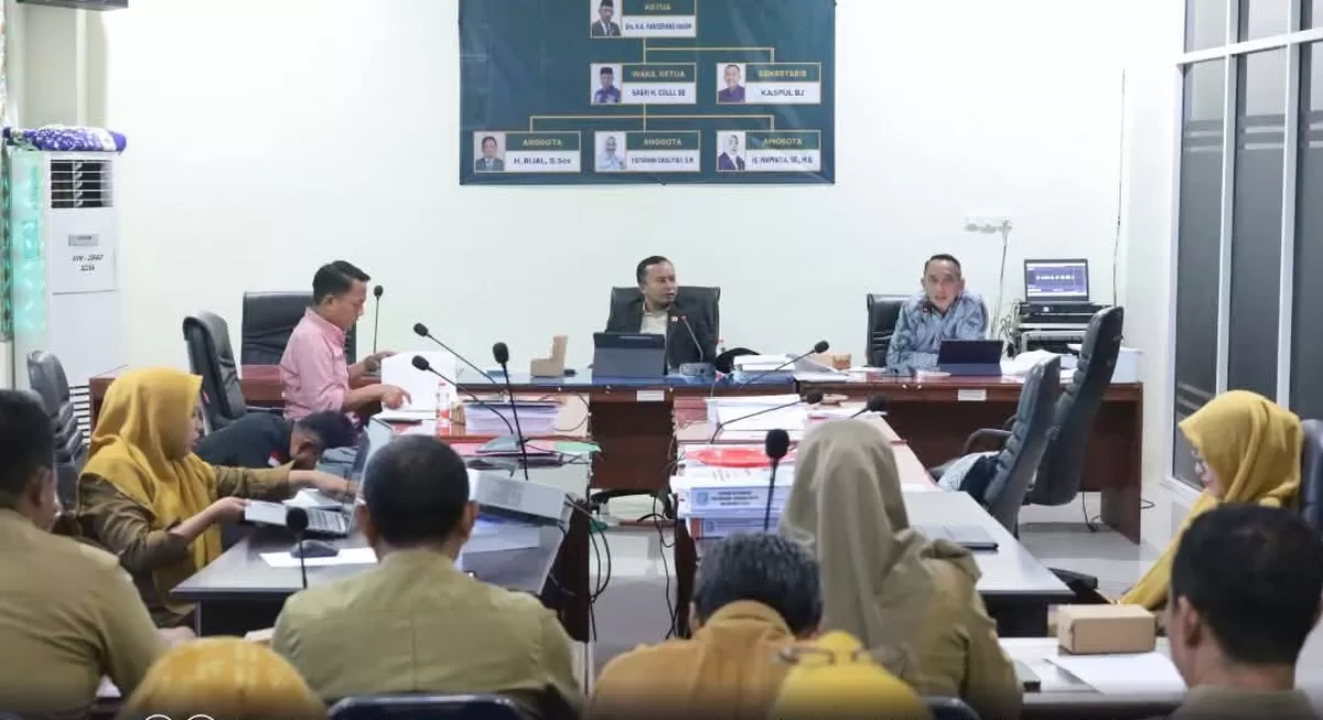 Pansus LKPJ DPRD saat menggelar rapat bersama OPD pengelola pendapatan membahas capaian pendapatan daerah tahun anggaran 2025.