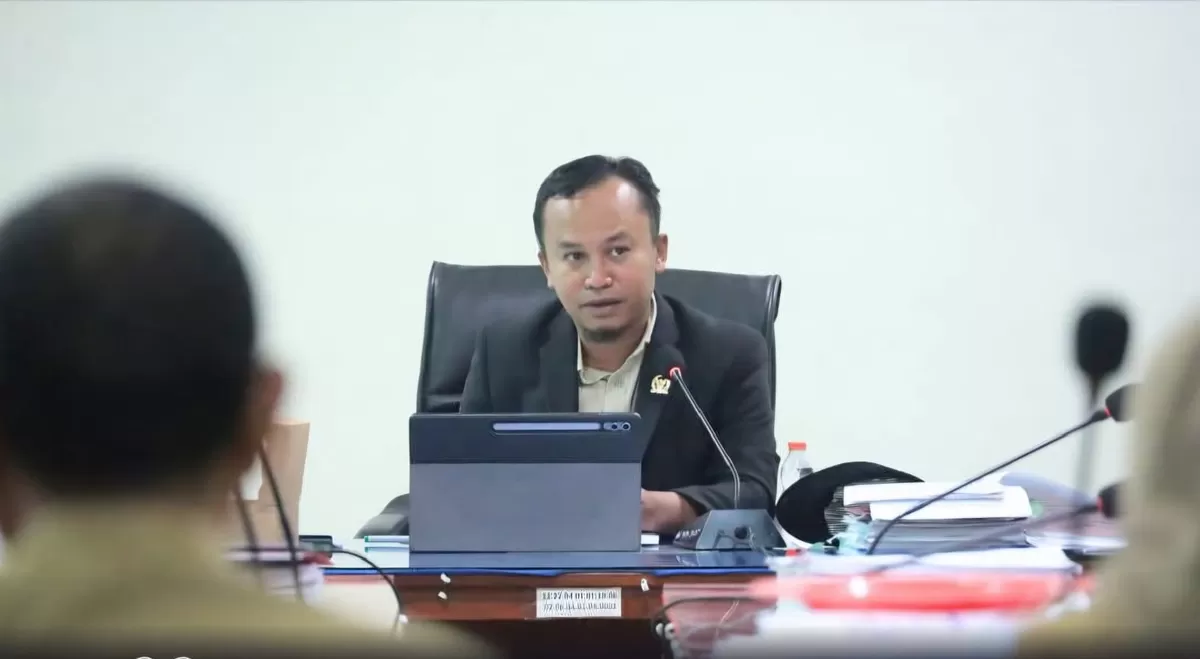 Anggota DPRD Bulukumba, Rizal Sarib, meminta evaluasi mutasi guru karena jarak tempuh dinilai membebani biaya BBM dan kondisi psikologis tenaga pendidik.