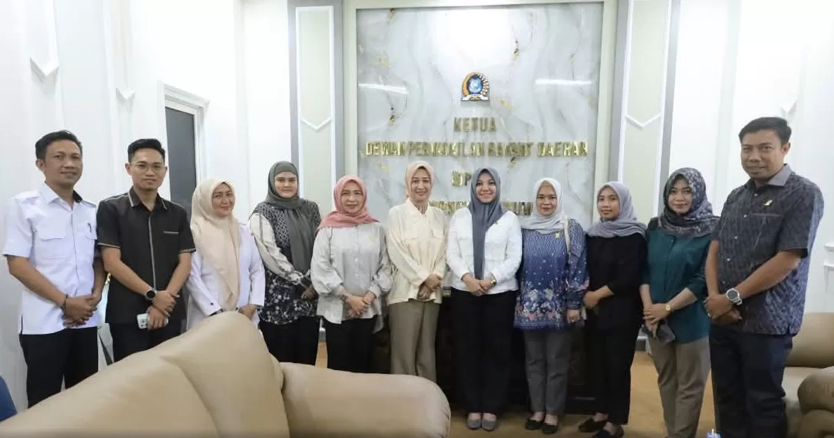 Ketua DPRD Bulukumba bersama Sekretaris DPRD menerima kunjungan Komisi II DPRD Gowa untuk studi komparatif penguatan UMKM dan digitalisasi pemasaran produk.