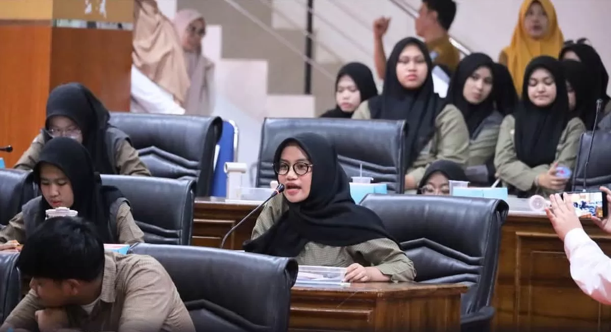 Pimpinan dan Anggota DPRD Bulukumba menerima kunjungan edukasi dari SMA Islam Athirah 1 Makassar yang diikuti 170 siswa dalam kegiatan field trip pembelajaran tentang fungsi legislatif daerah.