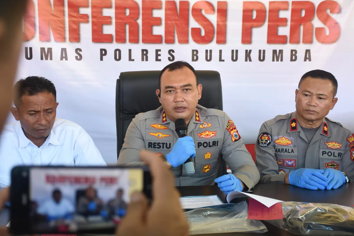 Kapolres Bulukumba menyampaikan pengungkapan kasus pembunuhan sadis dengan dua tersangka yang diamankan kurang dari 24 jam.