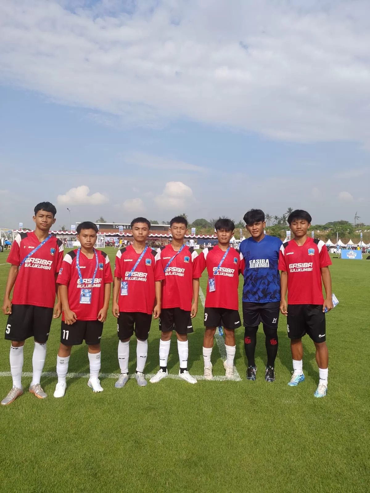 Bulukumba United meraih dua kemenangan pada hari pertama turnamen sepak bola internasional di Bali, 3 April 2026.