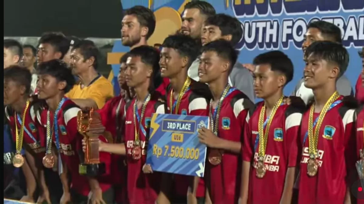 Skuad Bulukumba United U-16 berpose usai memastikan Juara III Turnamen Bali 7s 2026 di Training Center Bali United Gianyar Bali