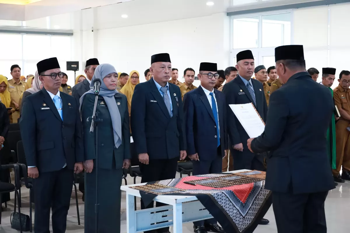 Bupati Bulukumba melantik lima pejabat Eselon II hasil seleksi terbuka di Gedung Pinisi, Senin 6 April 2026.