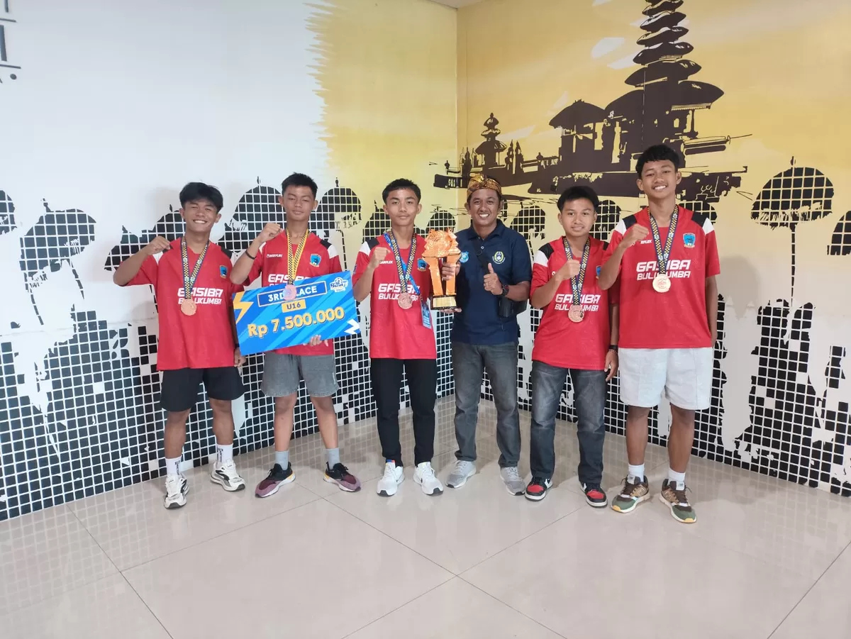 Bulukumba United U-16 saat membawa pulang piala juara tiga Bali 7s 2026 setelah bertanding di Training Center Bali United, Gianyar Bali.