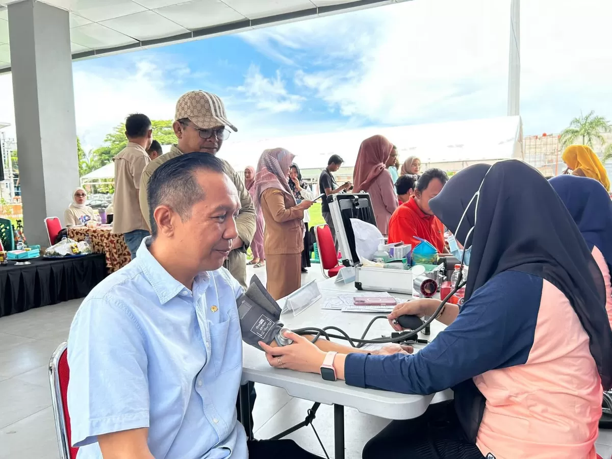 Wakil Ketua DPRD Bulukumba Syahruni Haris saat mengikuti kegiatan donor darah dalam rangka HUT ke-18 Harian Radar Selatan di Bulukumba.