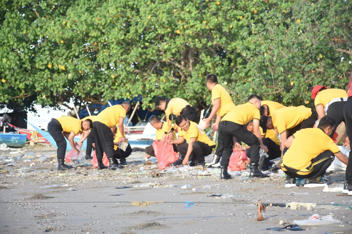 Personel Polres Bulukumba melakukan aksi bersih-bersih sampah di Pantai Merpati sebagai bagian dari program Jumat Bersih dan gerakan peduli lingkungan.