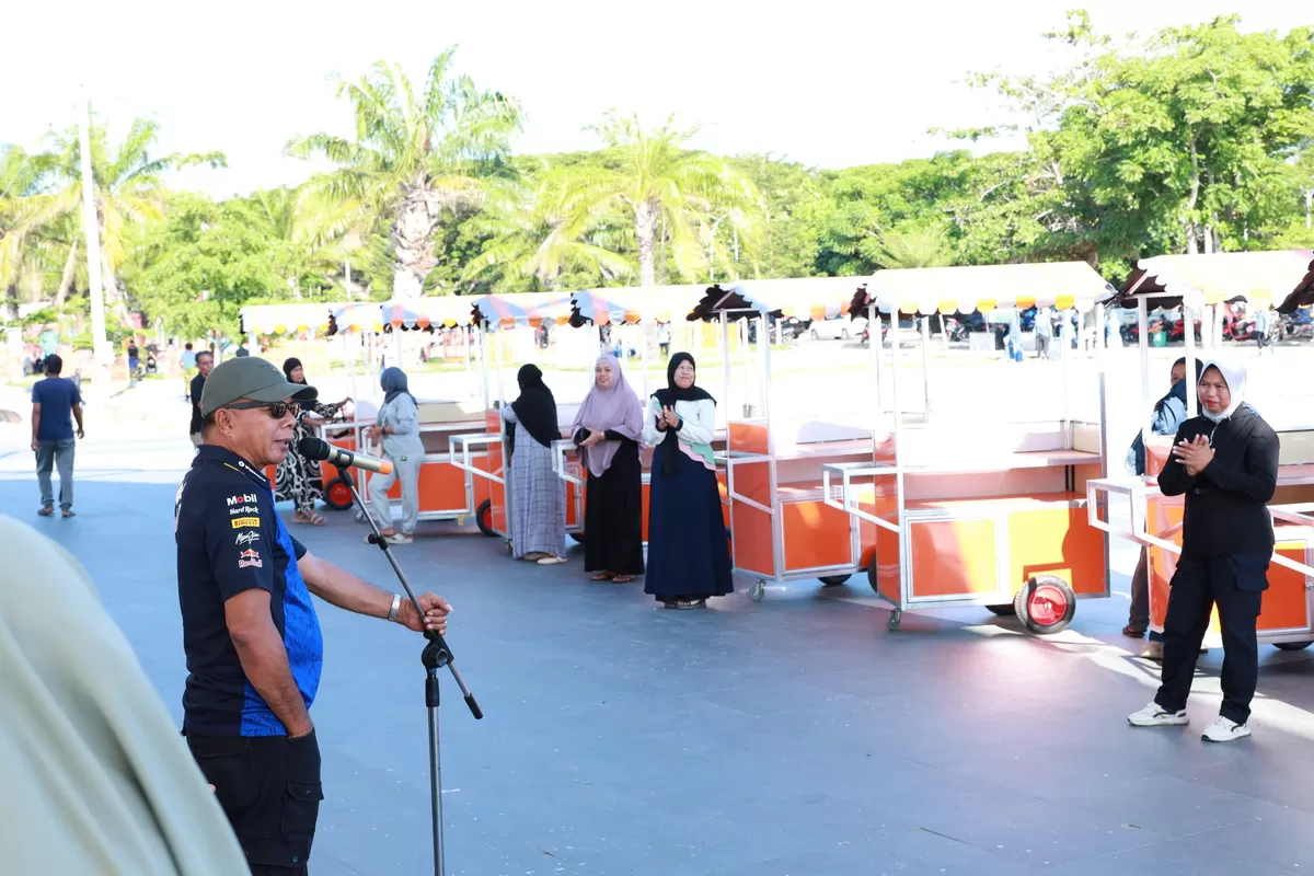 Bupati Bulukumba Andi Utta saat penyerahan bantuan 20 unit gerobak kepada pelaku UMKM di kawasan Pantai Merpati, Jumat (24/4/2026). 
