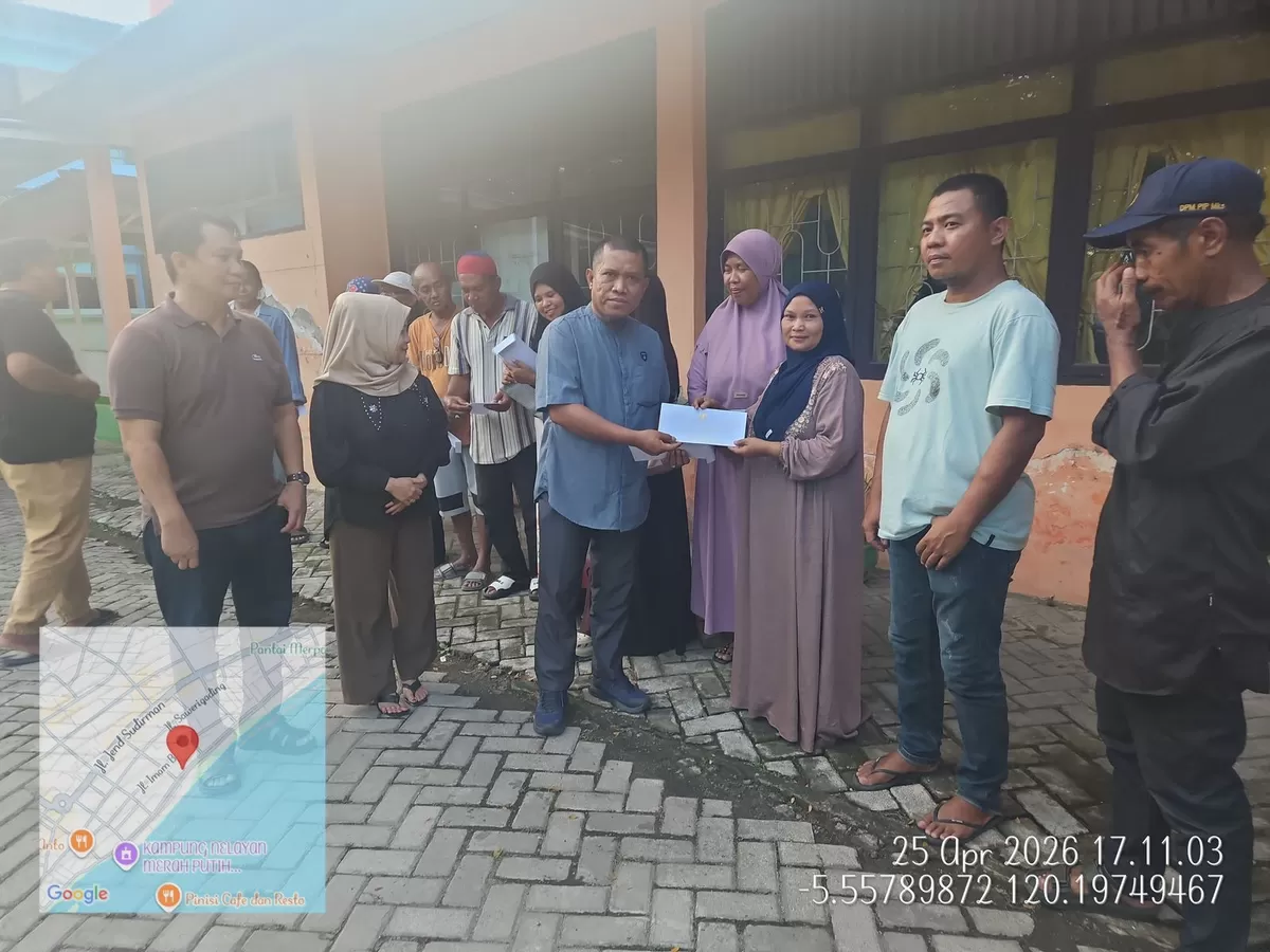 Staf Khusus Gubernur Sulawesi Selatan, Rahmat, menyerahkan bantuan dari Pemerintah Provinsi Sulawesi Selatan kepada warga korban kebakaran yang menghanguskan 12 rumah di Kelurahan Terang-Terang, Kecamatan Ujung Bulu, Bulukumba, Sabtu (25/4/2026).