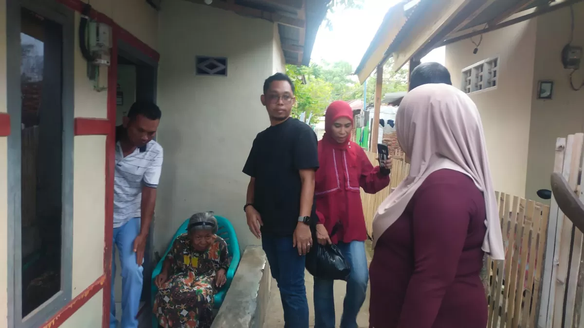 Owner Yayasan Sinar Cerah Masa Kini, Syahwan Ma’arif, didampingi istri dan tim menyalurkan bantuan 100 paket sembako kepada warga kurang mampu di Kelurahan Bentenge, Kecamatan Ujung Bulu, Bulukumba. Bantuan diberikan secara door to door untuk membantu warga, khususnya nelayan yang terdampak cuaca buruk dan tidak melaut selama beberapa bulan.