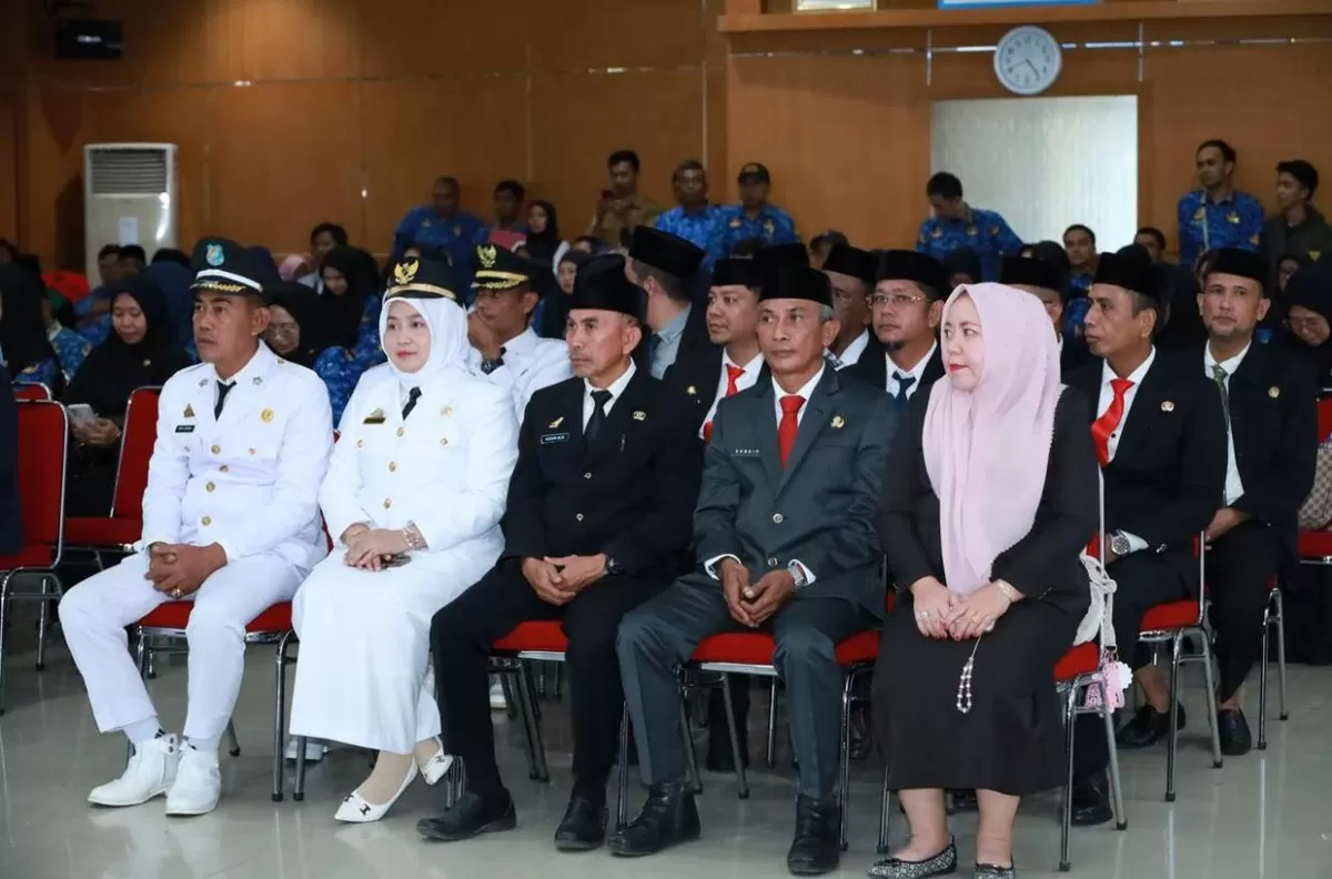 Pemkab Bulukumba menggelar mutasi pejabat administrator dan fungsional di Ruang Pola Kantor Bupati Bulukumba, Senin (27/4/2026).
