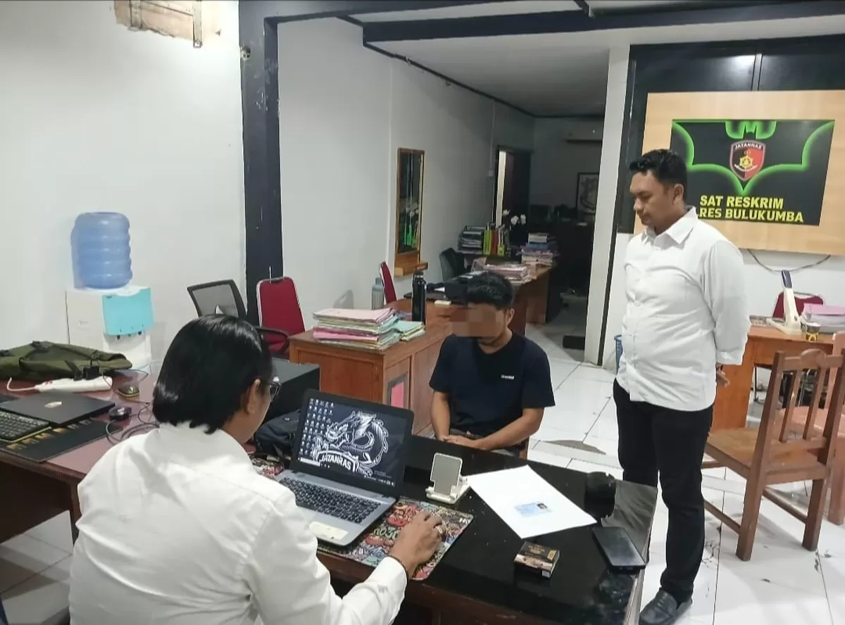 Tim gabungan Resmob Polres Bulukumba dan Polsek Ujung Bulu berhasil mengamankan terduga pelaku penganiayaan maut berinisial AH (25) bersama barang bukti badik, usai insiden penikaman yang menewaskan HH (49) di Jalan Jenderal Ahmad Yani, Bulukumba, Senin (27/4/2026).