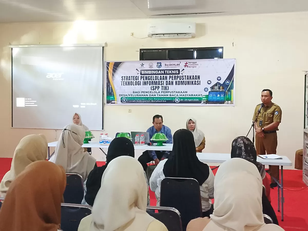Dinas Kearsipan dan Perpustakaan Daerah Kabupaten Bulukumba menggelar Bimtek Strategi Pengelolaan Perpustakaan Berbasis TIK yang diikuti perwakilan desa, kelurahan, dan pengelola taman baca untuk memperkuat literasi digital di daerah, Selasa (28/4/2026).