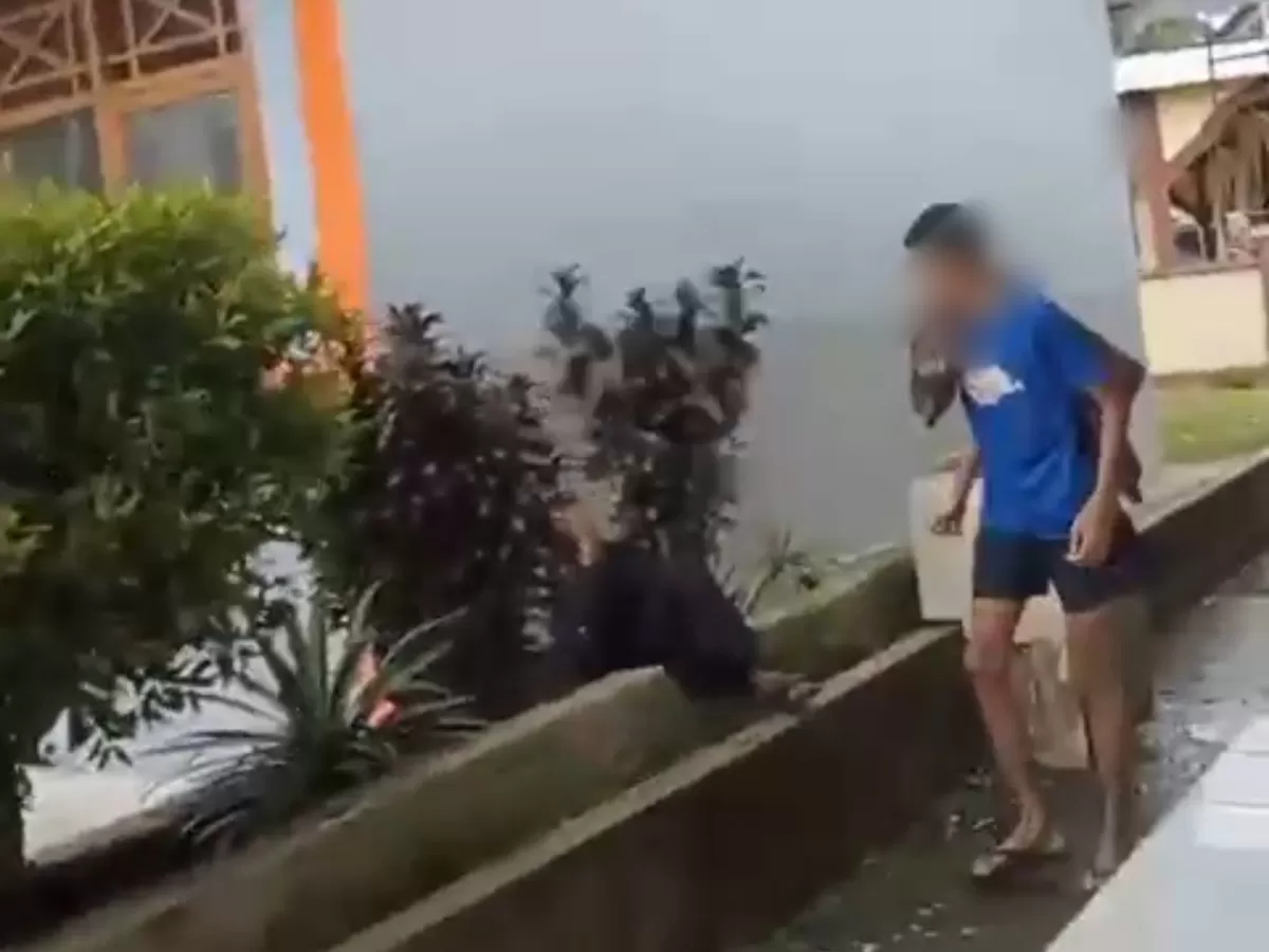 Tangkapan layar video viral dugaan kekerasan terhadap anak di Kecamatan Herlang, Bulukumba. Keluarga korban telah melaporkan kasus tersebut ke pihak kepolisian.