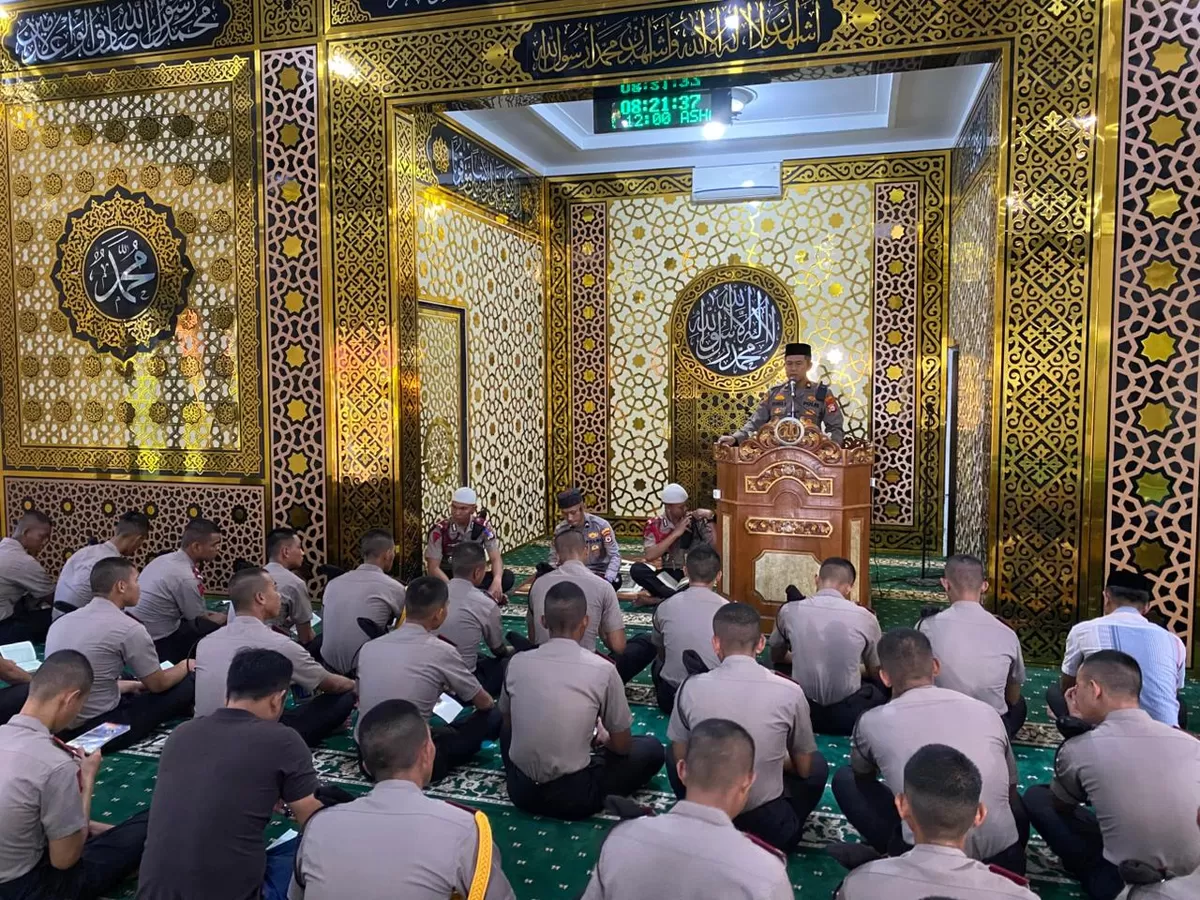 Suasana khusyuk personel Polres Bulukumba bersama siswa Latja SPN Batua Makassar saat mengikuti pembinaan rohani dan mental (Binrohtal) di Masjid Namirah Polres Bulukumba usai apel pagi, Kamis (30/4/2026).