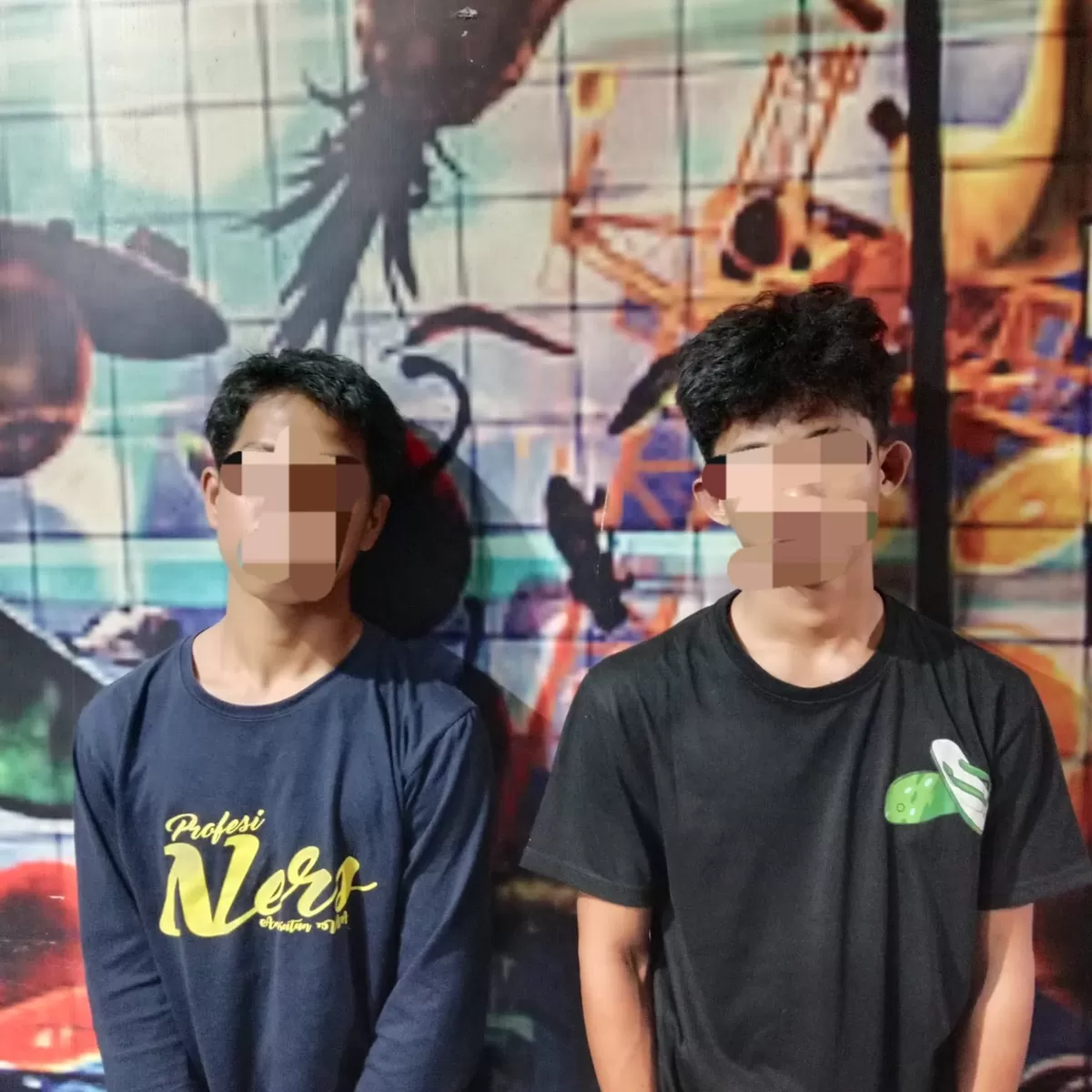 Tim Resmob Polres Bulukumba bersama personel Polsek Kajang mengamankan dua remaja terduga pelaku pencurian sepeda motor Yamaha N-Max milik seorang ibu rumah tangga di Desa Bonto Baji, Kecamatan Kajang. Kedua pelaku ditangkap di Kecamatan Herlang pada Rabu malam, 29 April 2026.